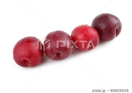 Red plums 90609926
