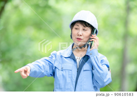 作業服の女性　管理職　スマホ 90610583