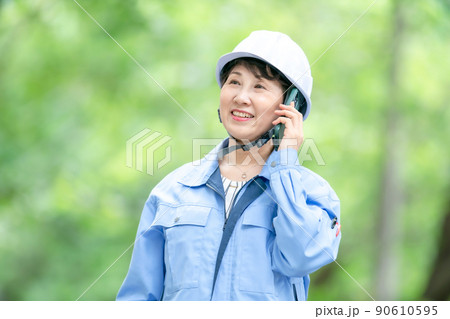 作業服の女性　管理職　スマホ 90610595