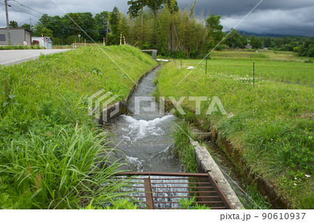 富山県黒部市のとある地区を流れる用水 90610937