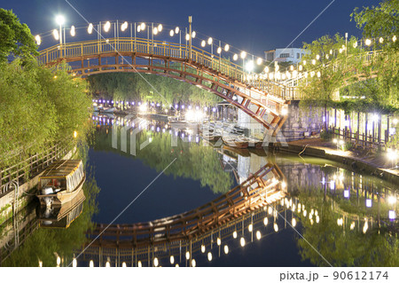 川面に映る潮来あやめ園 90612174