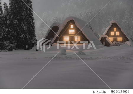 《岐阜県》積雪の白川郷・冬の合掌造り集落 90612905