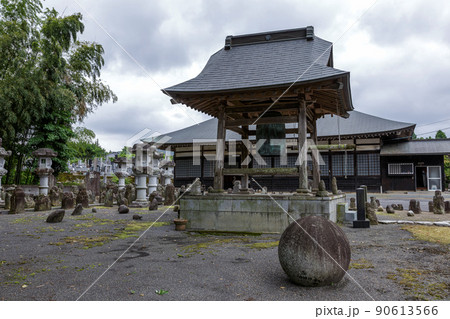 志筑藩主の本堂家の菩提寺である長興寺本堂と石像と梵鐘 志筑藩主の本堂家の菩提寺である長興寺本堂と石像と梵鐘 90613566