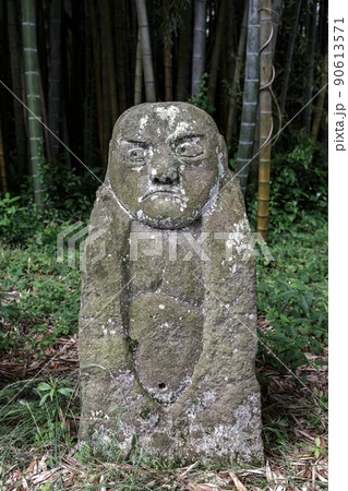 長興寺の珍妙な石像【肩を吊り上げ憮然たる顔の石仏】 90613571