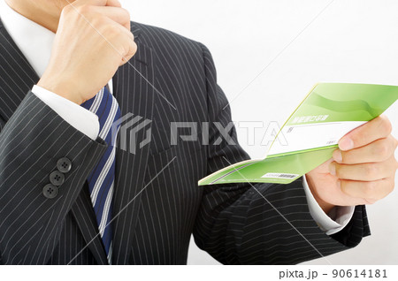 通帳を持つサラリーマン男性 90614181