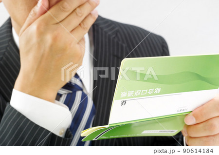 通帳を持つサラリーマン男性 90614184
