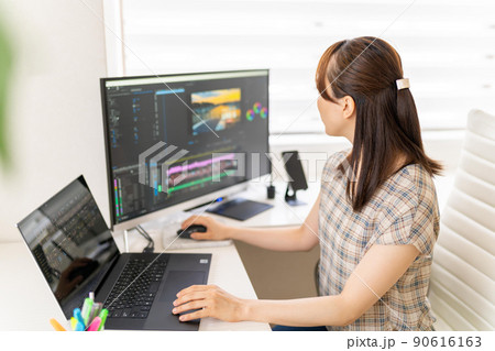 動画・映像クリエイター 女性　ノートパソコン　動画マーケティング　宣伝活動 90616163