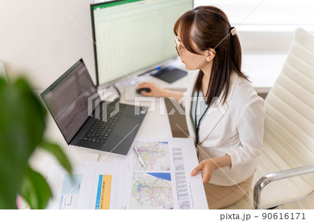 若い女性エンジニア 商圏分析 マーケティングリサーチ 眼鏡 若い女性エンジニア 商圏分析 マーケティングリサーチ 眼鏡 90616171