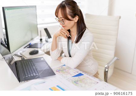若い女性エンジニア　商圏分析　マーケティングリサーチ　眼鏡 90616175