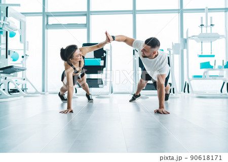 Sportive couple doing push ups 90618171