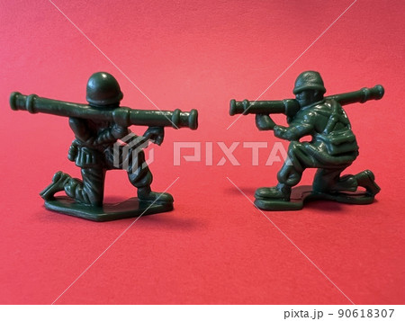 銃を構える2人の兵士の人形形(赤背景)、戦争イメージ 銃を構える2人の兵士の人形形(赤背景)、戦争イメージ 90618307