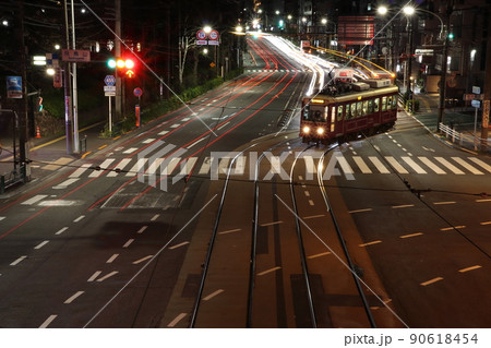 夜の飛鳥山交差点と都電荒川線 90618454