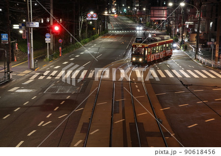 夜の飛鳥山交差点と都電荒川線 夜の飛鳥山交差点と都電荒川線 90618456