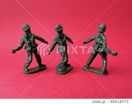 手榴弾を投げる3人の兵士の人形(赤背景)、戦争・テロイメージ 手榴弾を投げる3人の兵士の人形(赤背景)、戦争・テロイメージ 90618473