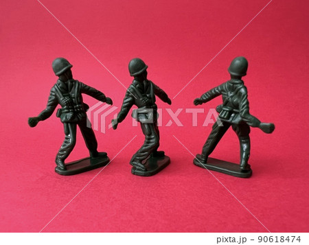 手榴弾を投げる3人の兵士の人形(赤背景)、戦争・テロイメージ 手榴弾を投げる3人の兵士の人形(赤背景)、戦争・テロイメージ 90618474