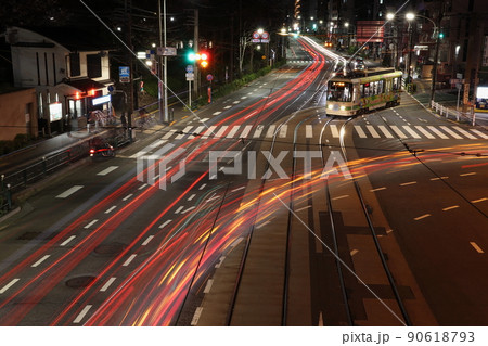 夜の飛鳥山交差点と都電荒川線 夜の飛鳥山交差点と都電荒川線 90618793