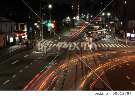 夜の飛鳥山交差点と都電荒川線 90618794