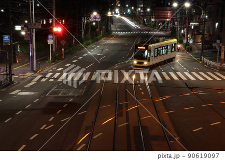 夜の飛鳥山交差点と都電荒川線 夜の飛鳥山交差点と都電荒川線 90619097