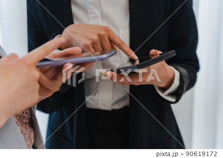 ビジネスウーマン 2人 談笑 ビジネスウーマン 2人 談笑 90619172