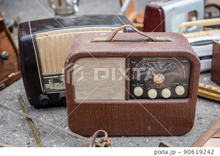 Old retro antique radio on vintage background Old retro antique radio on vintage background 90619242