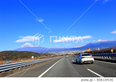 秋の東名高速道路　車窓から望む富士山 90619436
