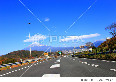 秋の東名高速道路 車窓から望む富士山 秋の東名高速道路 車窓から望む富士山 90619437