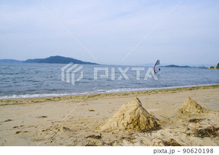 初夏の海岸散歩 初夏の海岸散歩 90620198