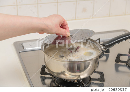 【筍のあく抜き　煮こぼれないように落し蓋をして茹でる】 90620337