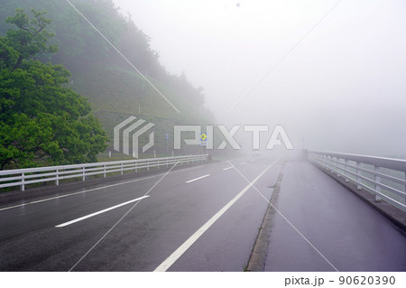 霧に包まれて見通しの悪い道路 霧に包まれて見通しの悪い道路 90620390