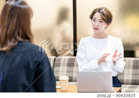 オフィスの休憩スペースで相談を受けるミドル女性 オフィスの休憩スペースで相談を受けるミドル女性 90620625