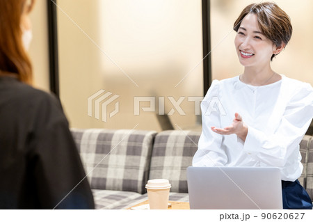 オフィスの休憩スペースで相談を受けるミドル女性 オフィスの休憩スペースで相談を受けるミドル女性 90620627