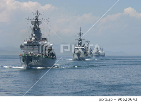 航行する海上自衛隊の艦艇 航行する海上自衛隊の艦艇 90620643