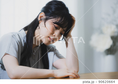 女性　悩み 90620664