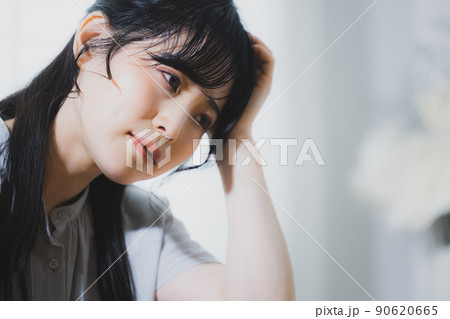 女性　悩み 90620665