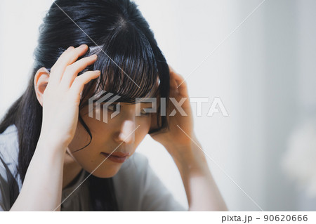 女性　悩み 90620666