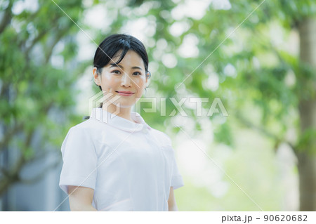 白衣の女性　屋外 90620682