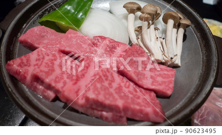 信州牛とピーマンと玉ネギとしめじの焼き物 信州牛とピーマンと玉ネギとしめじの焼き物 90623495