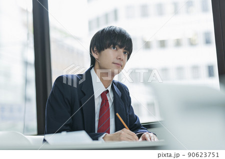 予備校で授業を受ける男子高校生 予備校で授業を受ける男子高校生 90623751