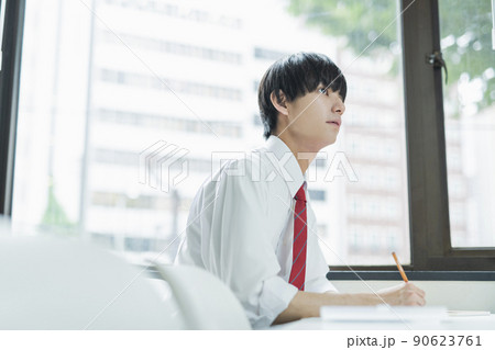 予備校で授業を受ける男子高校生 予備校で授業を受ける男子高校生 90623761