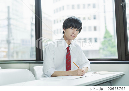 予備校 男子高校生 笑顔 90623765