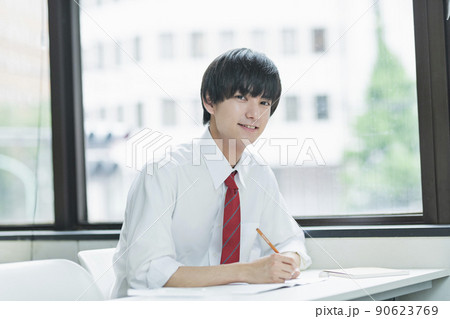 予備校 男子高校生 笑顔 90623769