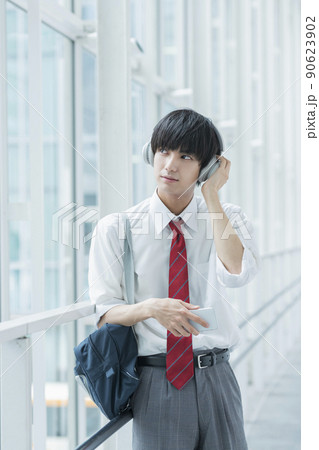 音楽を聴く男子高校生 90623902