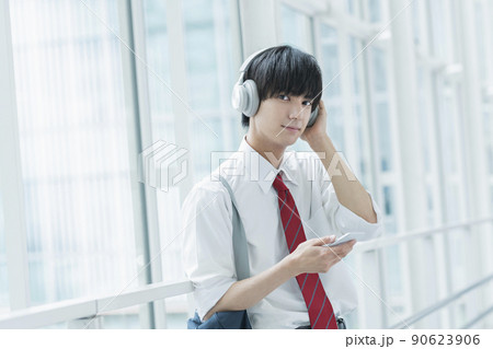 音楽を聴く男子高校生 90623906