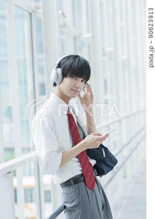 音楽を聴く男子高校生 90623913