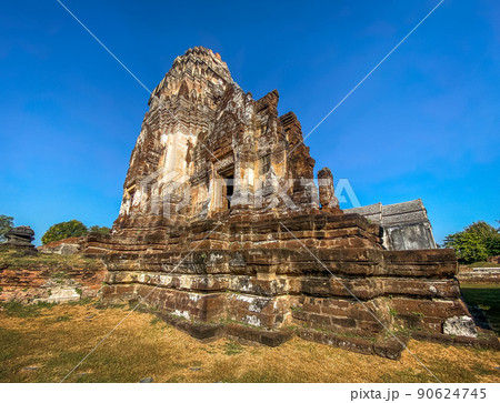 wat phrasi rattana mahathat, ruin temple in Lopburi, Thailand 90624745