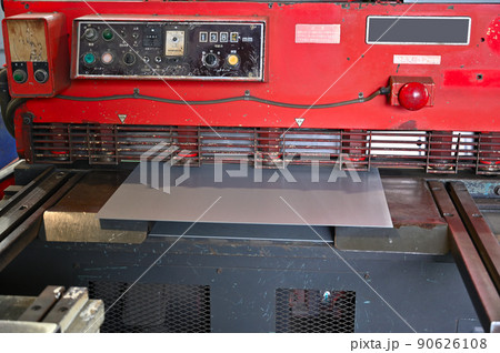 鋼材を切断するシャーリング せん断機 工場 製造業 鋼材を切断するシャーリング せん断機 工場 製造業 90626108