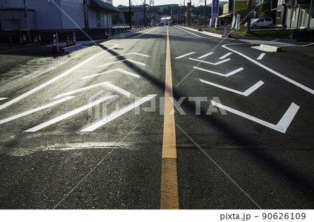 道路工事中の路面塗装 道路工事中の路面塗装 90626109