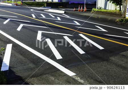 道路工事中の路面塗装 道路工事中の路面塗装 90626113