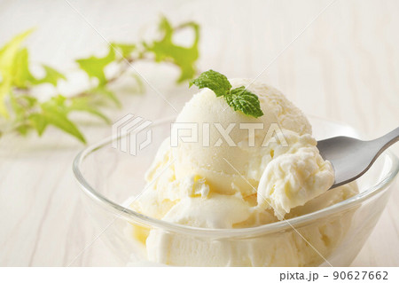 新鮮な牛乳で作るバニラアイス 新鮮な牛乳で作るバニラアイス 90627662