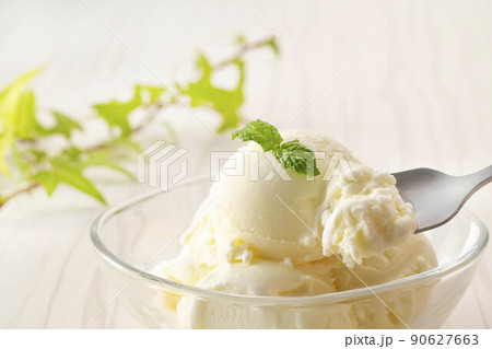 新鮮な牛乳で作るバニラアイス 90627663
